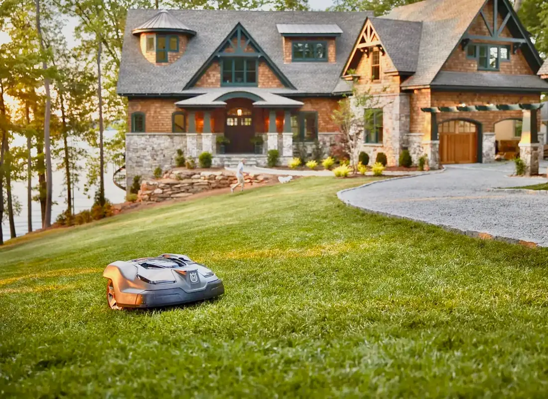 Robot tallagespa Husqvarna Automower treballant en un jardí