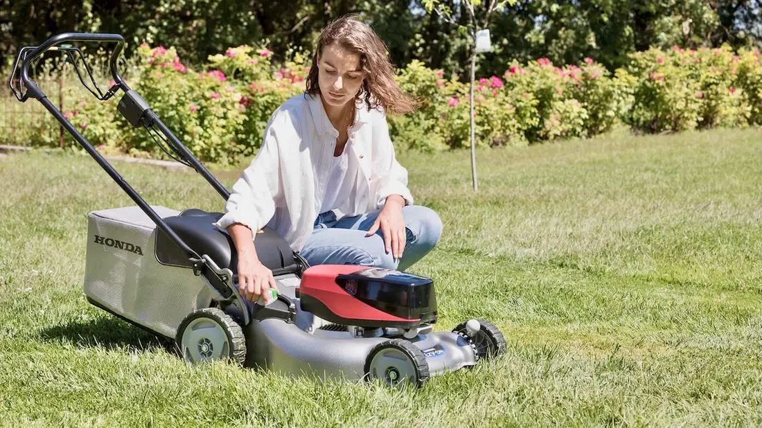 Tallagespes Honda treballant en una gespa de l'Empordà