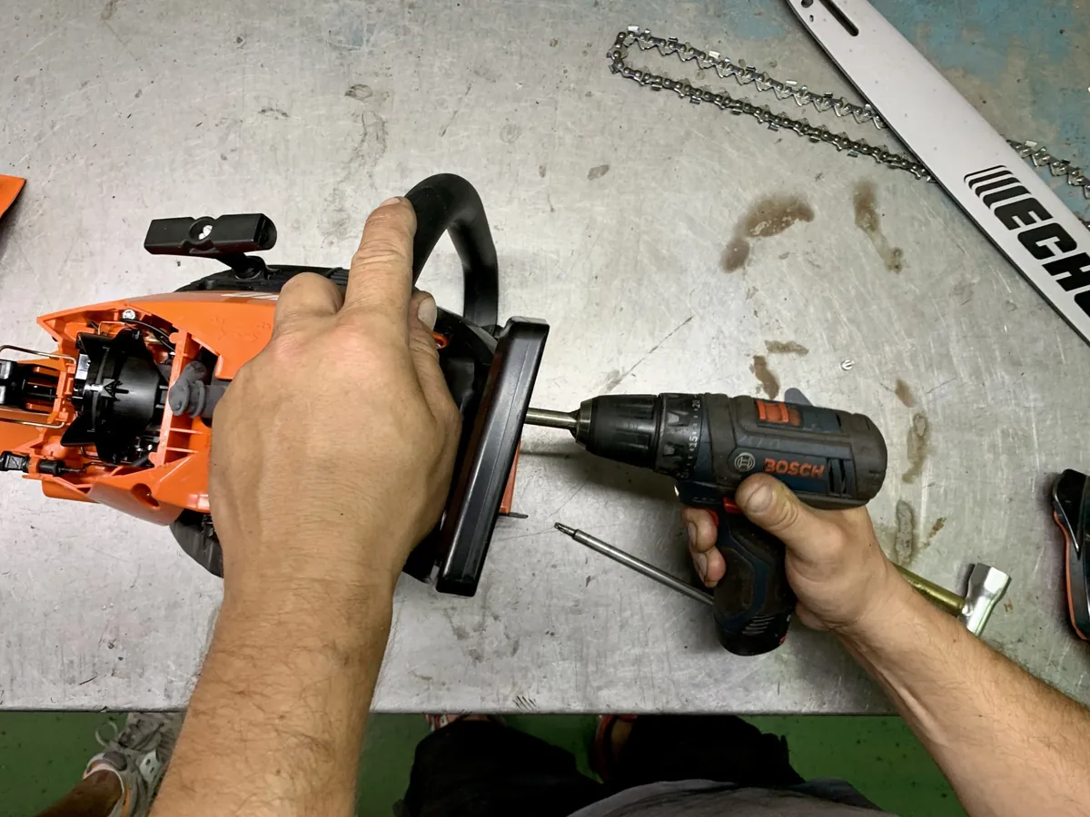 Tècnic de Tecomac reparant una motoserra al taller